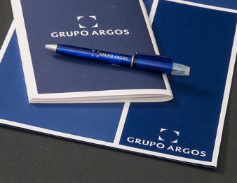 cuadernos azules que dicen Grupo Argos